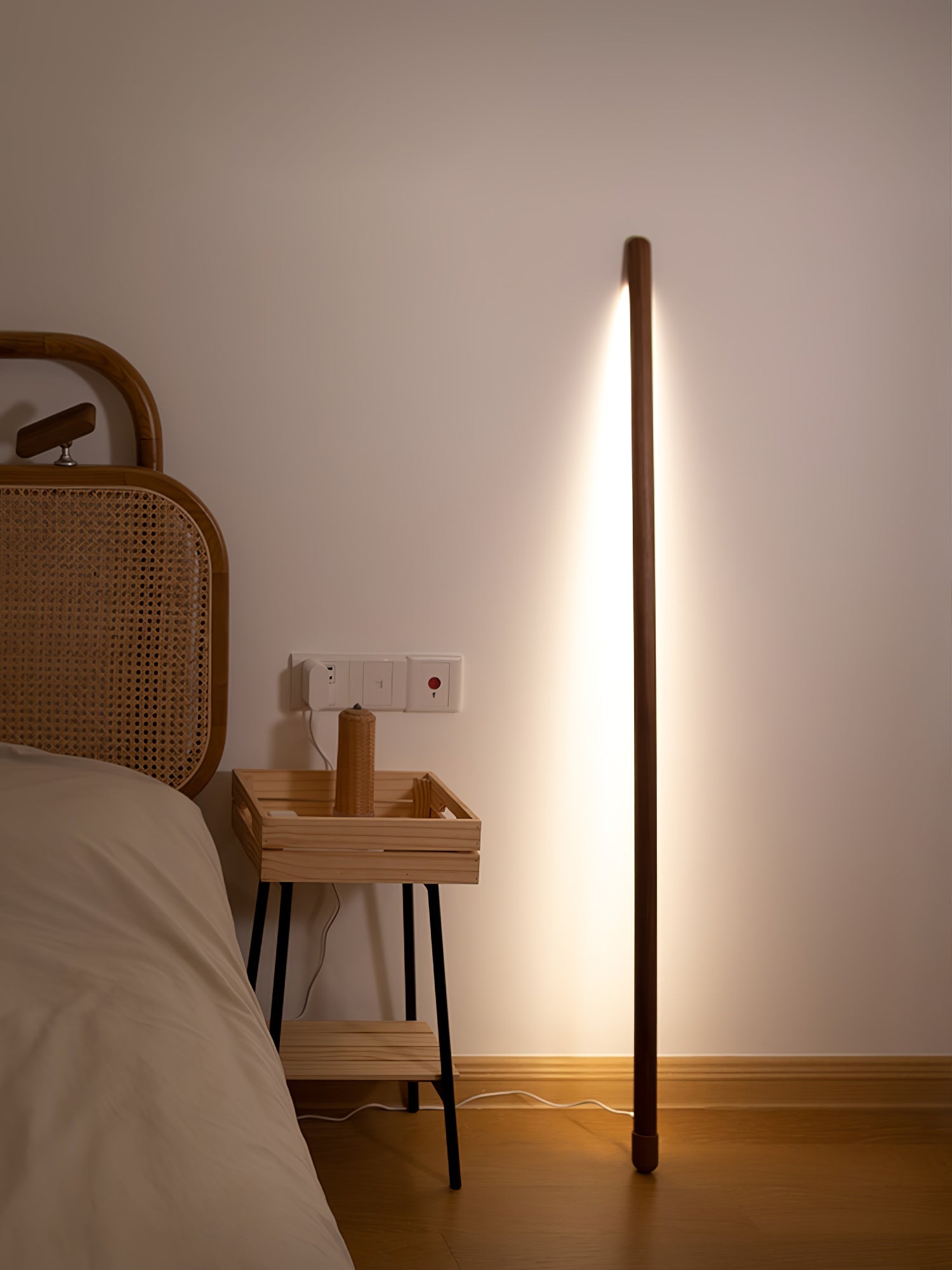 Lámpara de Pie de Madera con Luz LED Integrada y Diseño Moderno para Salón - Elegante y Funcional 4