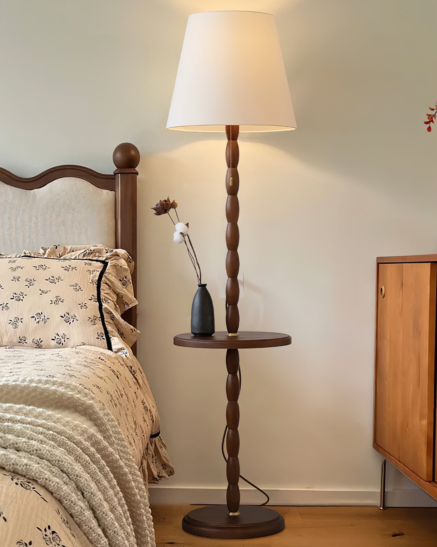 Lámpara de Pie de Madera con Mesa Auxiliar, Diseño Clásico y Pantalla de Tela para Salón, Iluminación Cálida 4