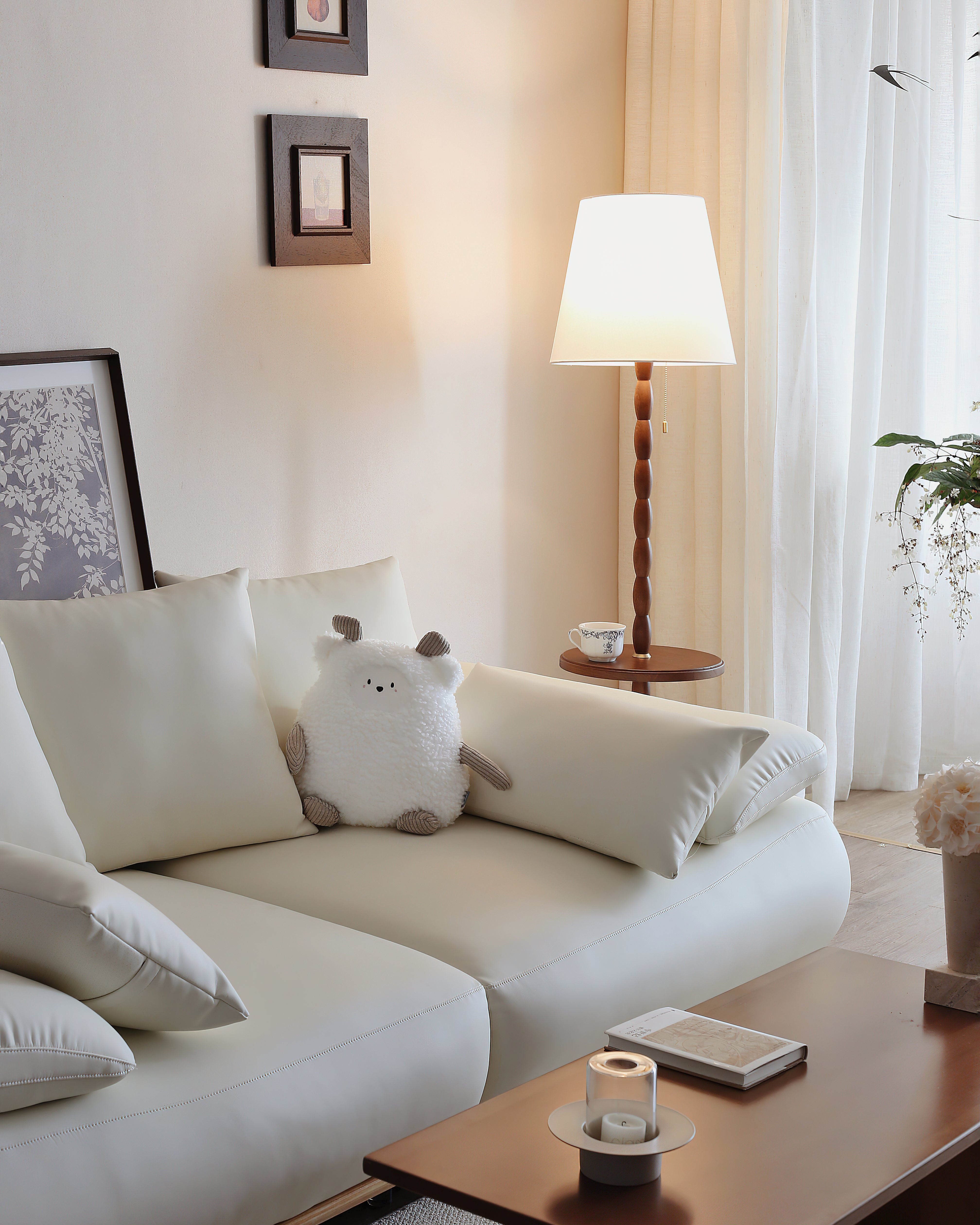 Lámpara de Pie de Madera con Mesa Auxiliar, Diseño Clásico y Pantalla de Tela para Salón, Iluminación Cálida 5