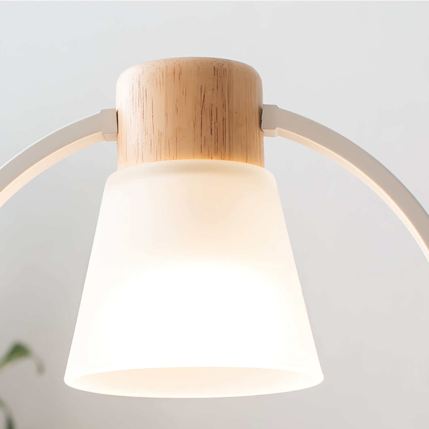 Lámpara de Pie de Madera en Forma de Cono con Pantalla de Vidrio – Diseño Moderno y Elegante 2