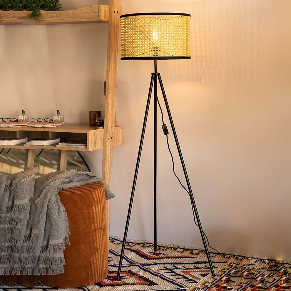 Lámpara de Pie de Rattan con Diseño de Trípode – Estilo Natural y Moderno 0