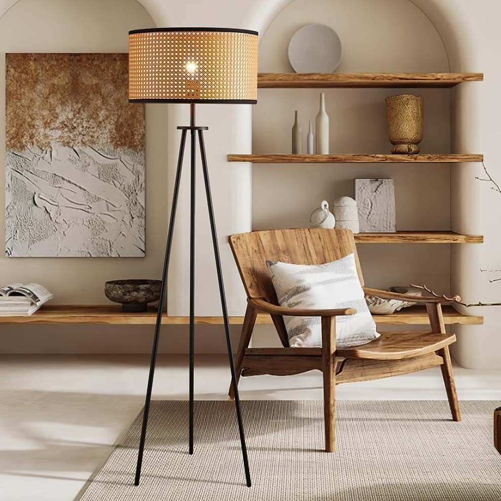 Lámpara de Pie de Rattan con Diseño de Trípode – Estilo Natural y Moderno 1