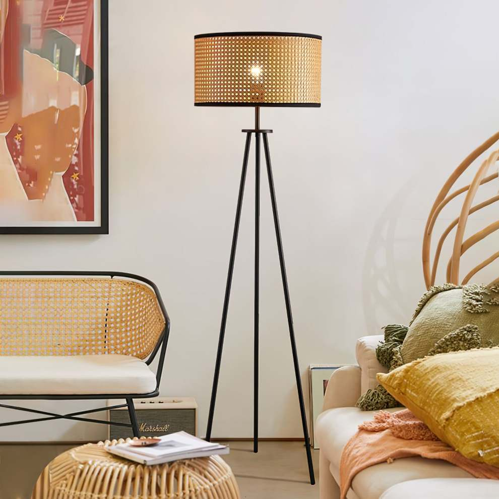 Lámpara de Pie de Rattan con Diseño de Trípode – Estilo Natural y Moderno 2