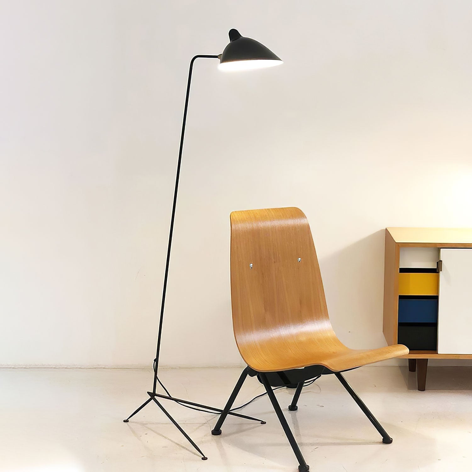 Lámpara de Pie de Tres Brazos con Diseño Escultural y Luz Direccionable – Metal y Aluminio 2