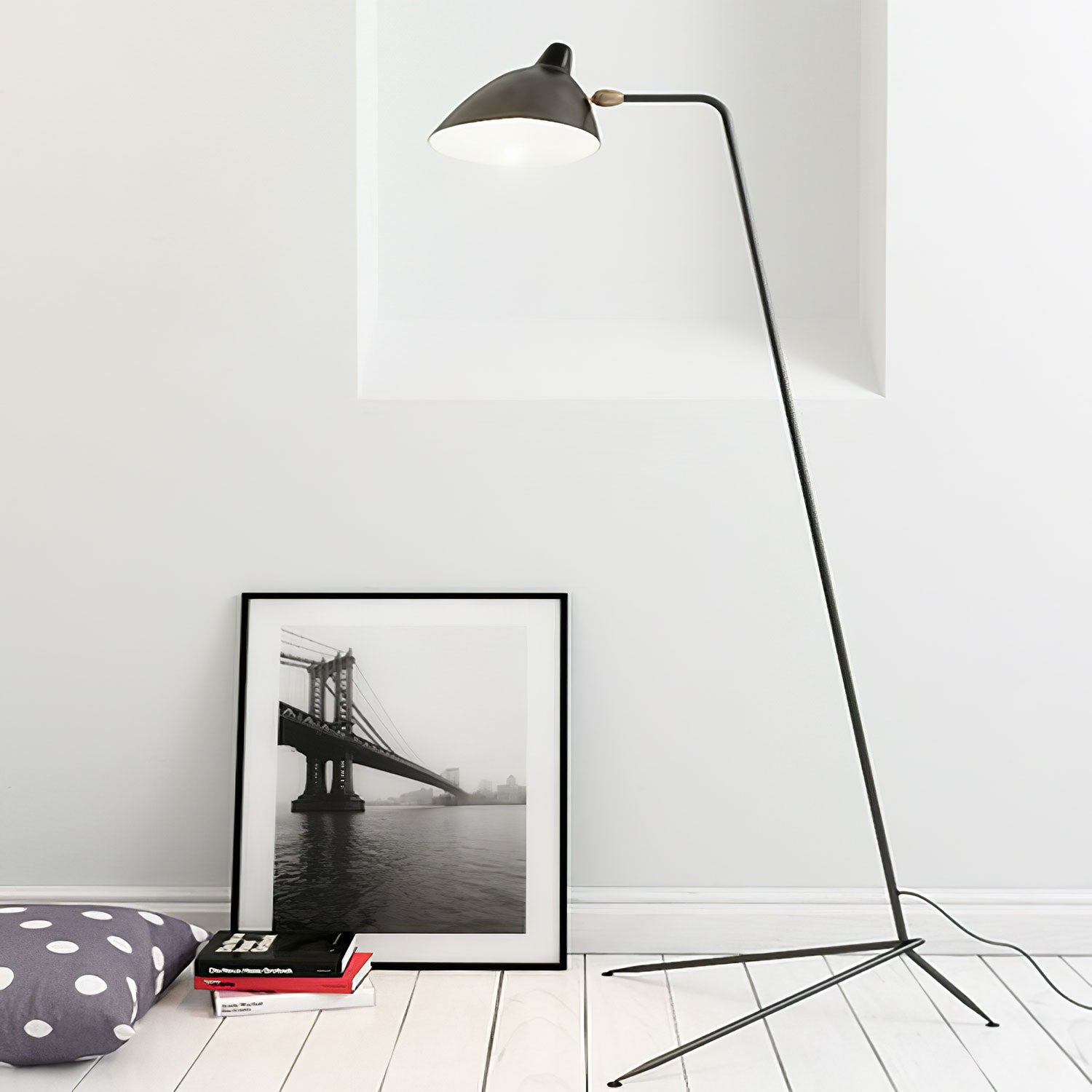 Lámpara de Pie de Tres Brazos con Diseño Escultural y Luz Direccionable – Metal y Aluminio 3