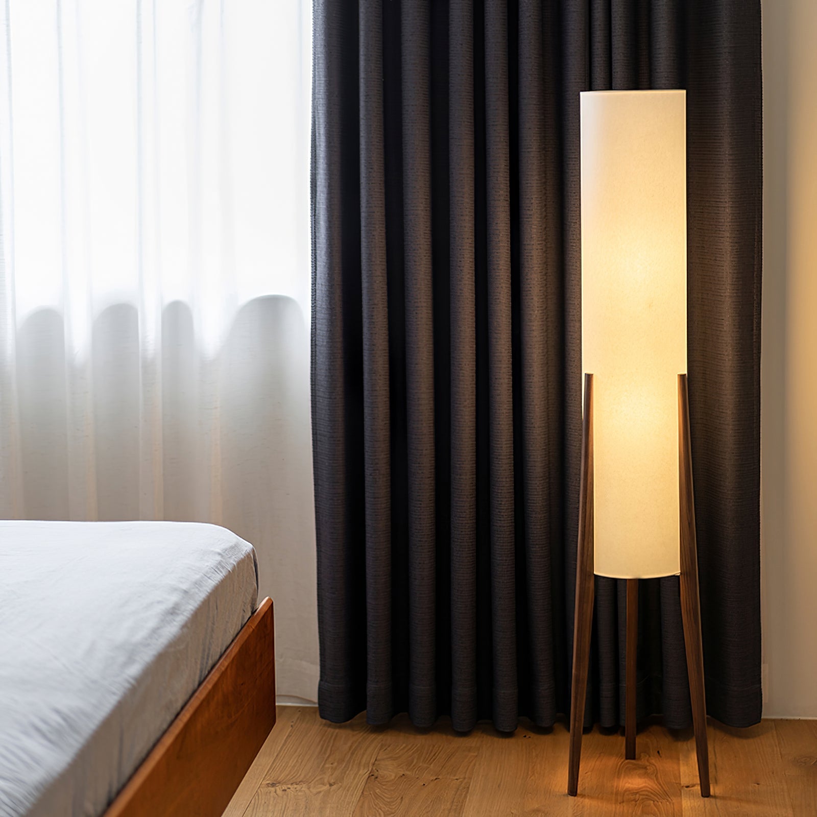 Lámpara de Suelo Zen con Base de Nogal y Pantalla de Tela – Iluminación Elegante para Interiores 2