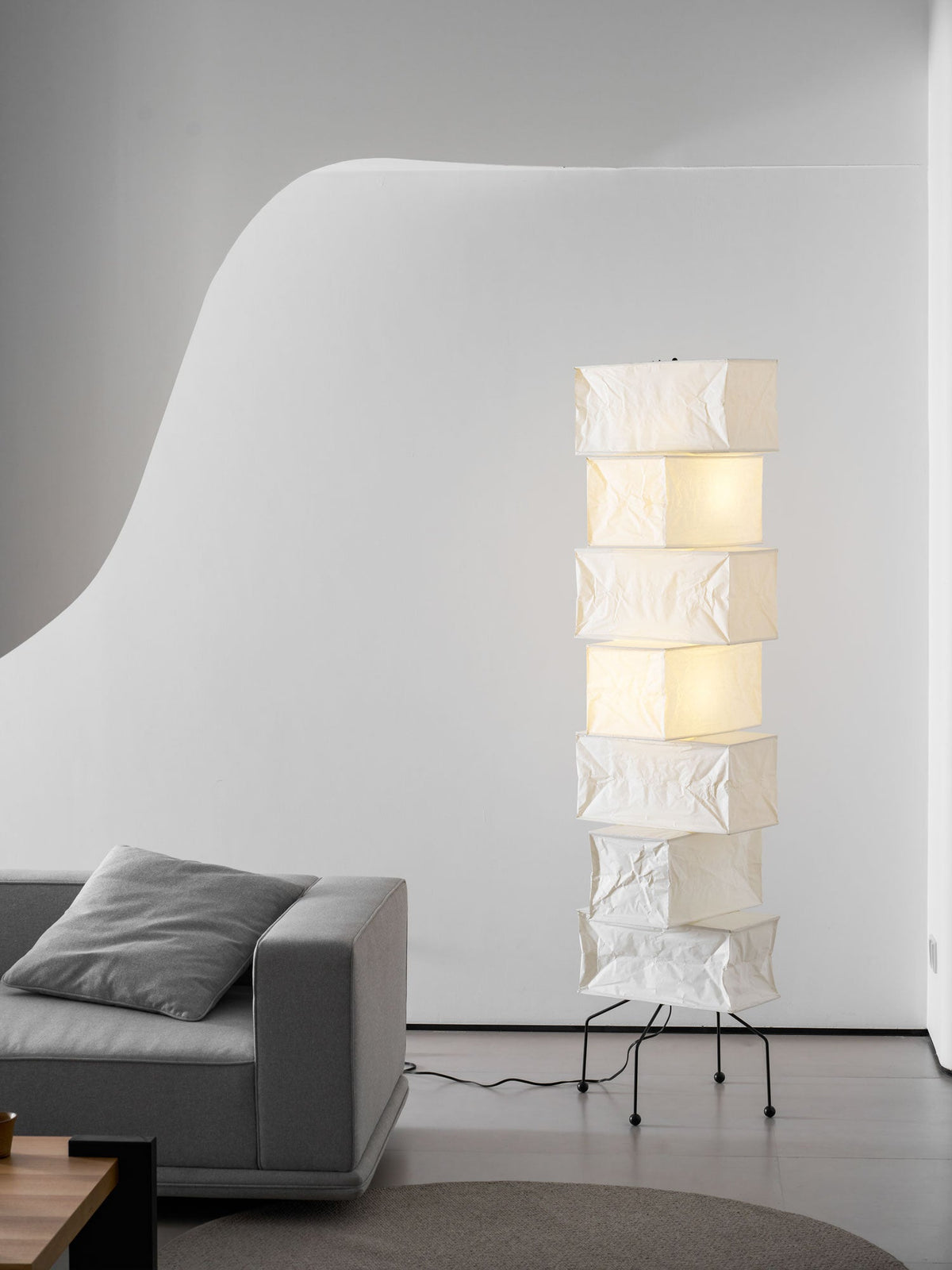 Lámpara de pie de papel Vilaura – apagada en un salón blanco