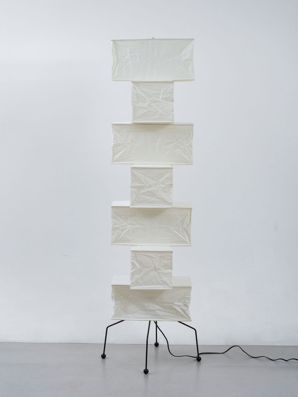 Lámpara de pie de papel Vilaura – vista frontal sobre fondo gris