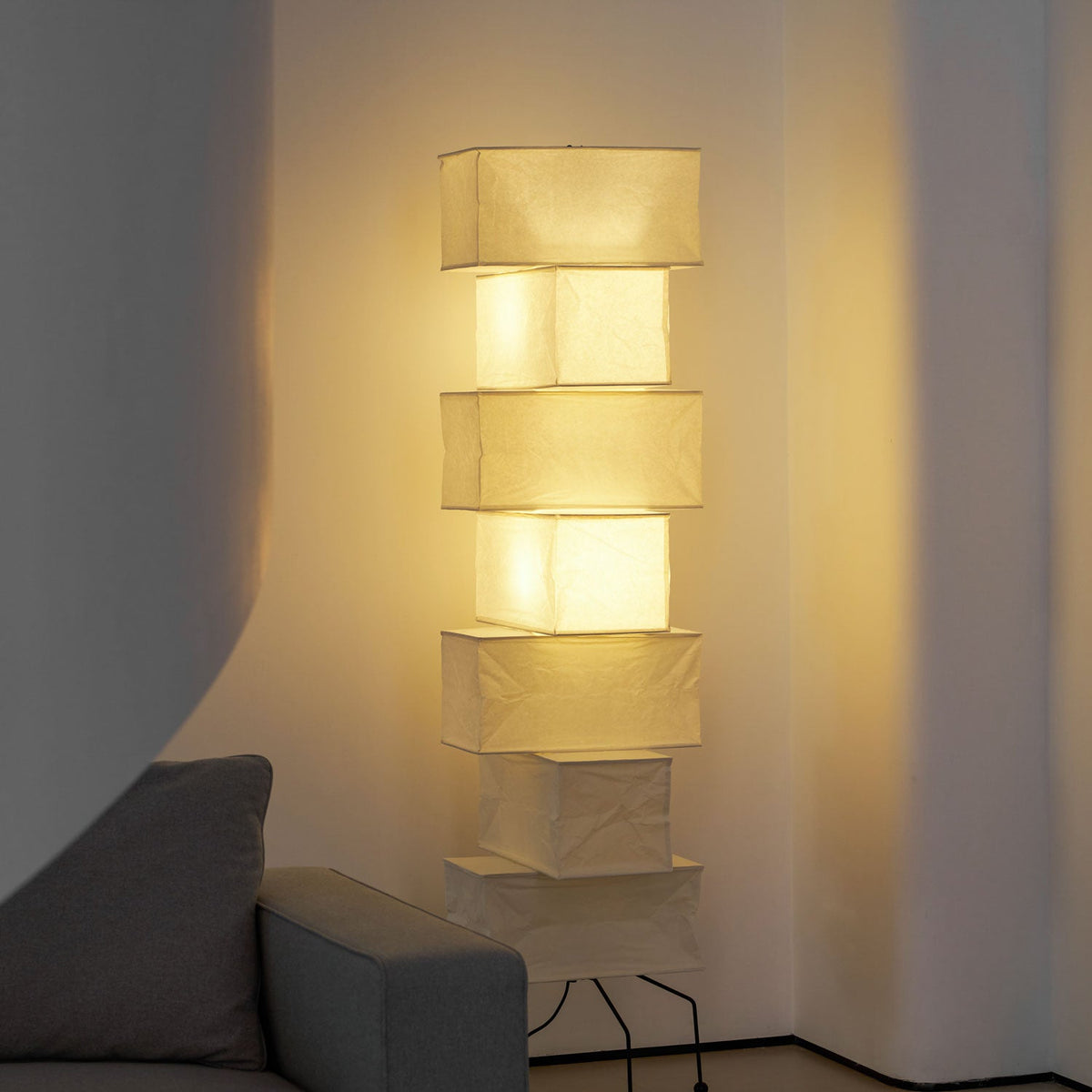Lámpara de pie de papel Vilaura – encendida en penumbra