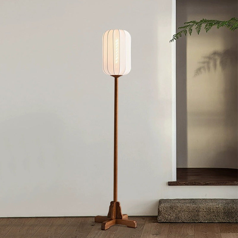 Lámpara de pie farol de tela Tolena – junto a un escalón de piedra