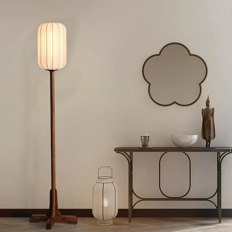 Lámpara de pie farol de tela Tolena – junto a una consola con un espejo