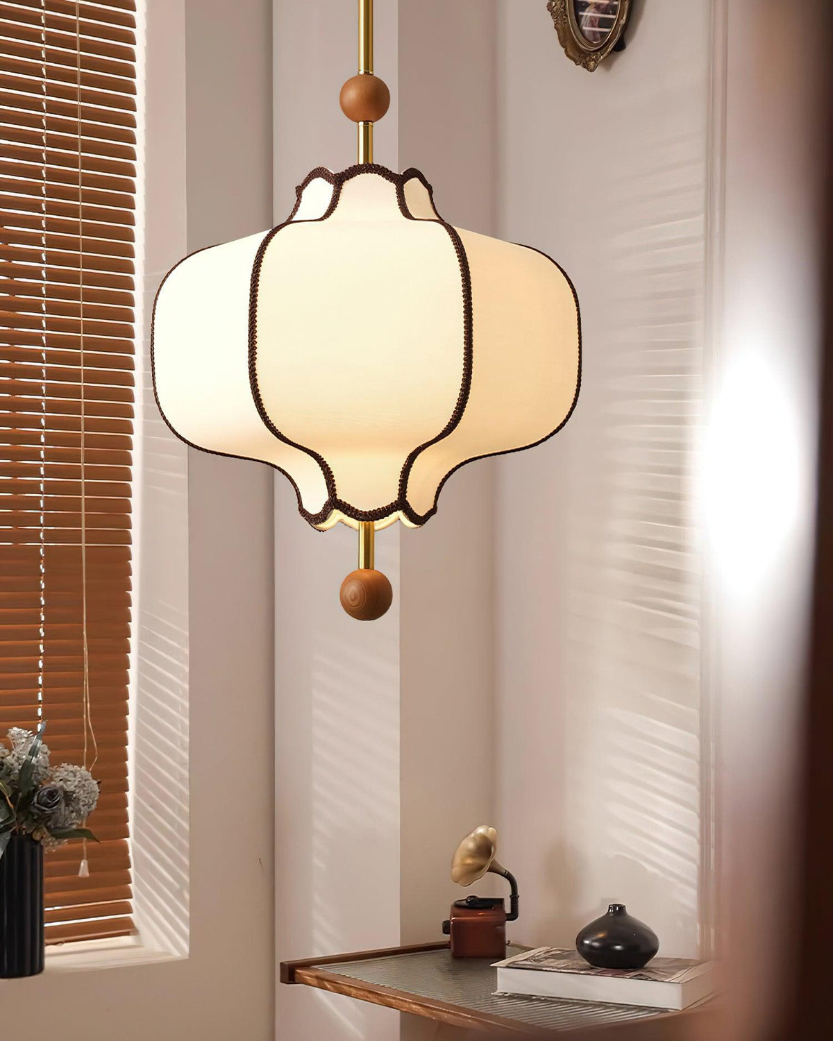 Lámpara colgante farol de tela Gasara en un comedor sereno – imagen 18