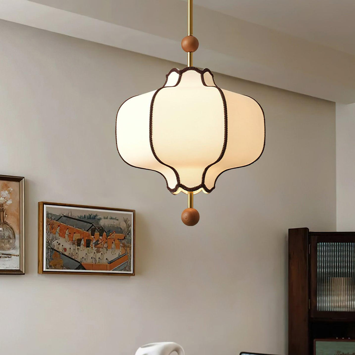 Lámpara colgante farol de tela Gasara en un comedor sereno – imagen 14