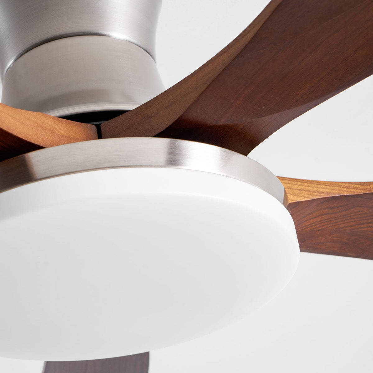 Ventilador de techo con luz Lorenta en un salón luminoso – imagen 14
