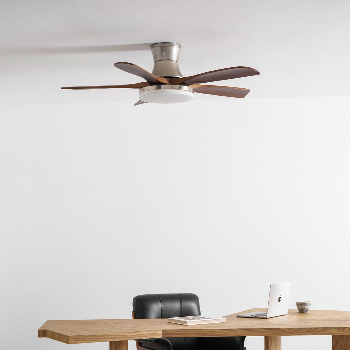 Ventilador de techo con luz Lorenta en un salón luminoso – imagen 19