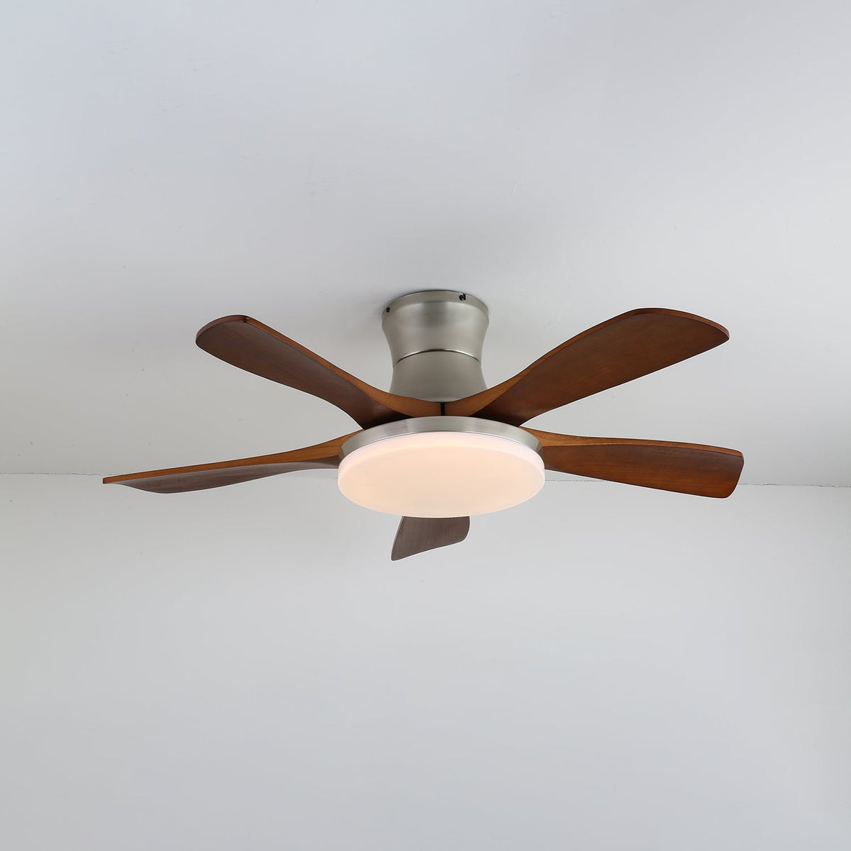 Ventilador de techo con luz Lorenta en un salón luminoso – imagen 8