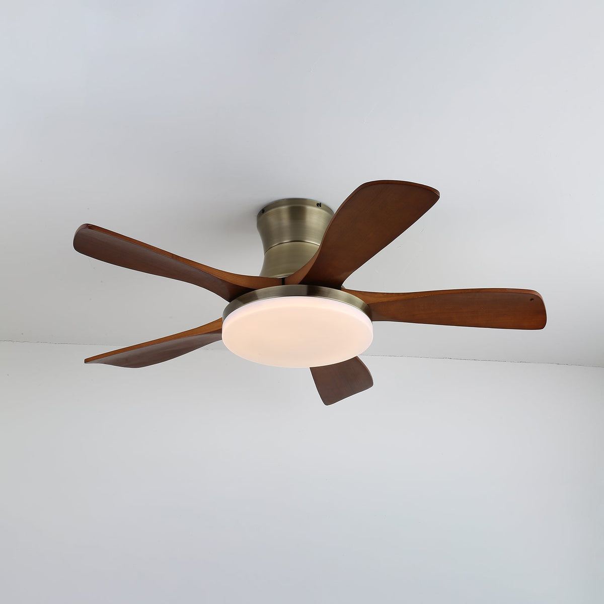 Ventilador de techo con luz Lorenta en un salón luminoso – imagen 7