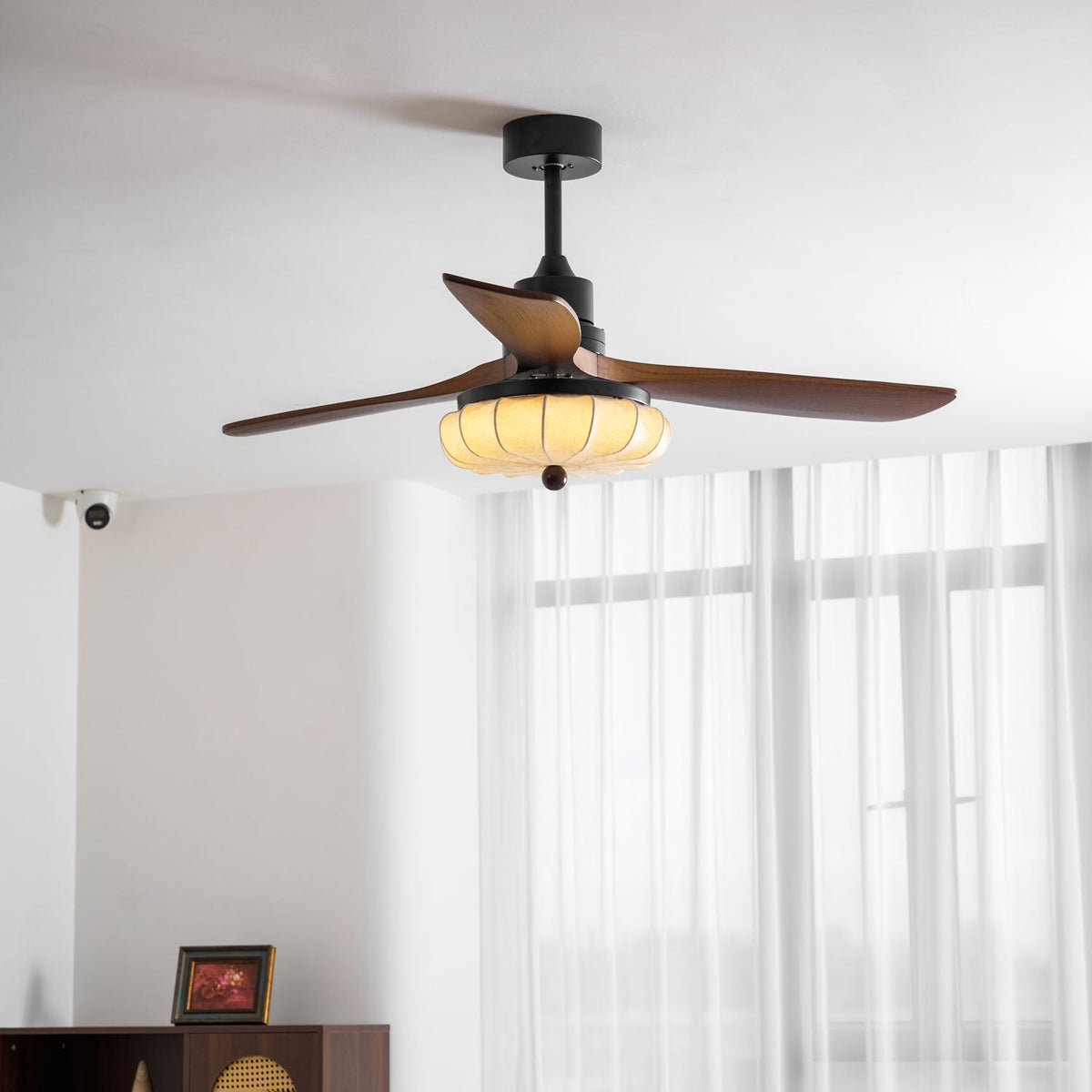 Ventilador de techo con luz Lotara en un salón acogedor – imagen 14