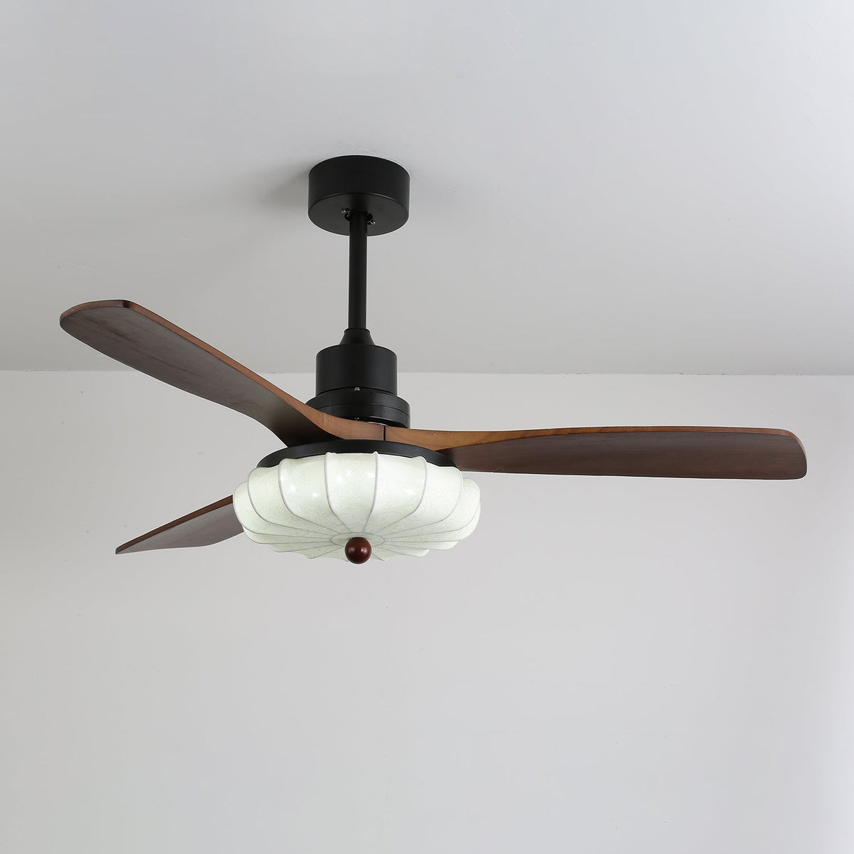 Ventilador de techo con luz Lotara en un salón acogedor – imagen 16