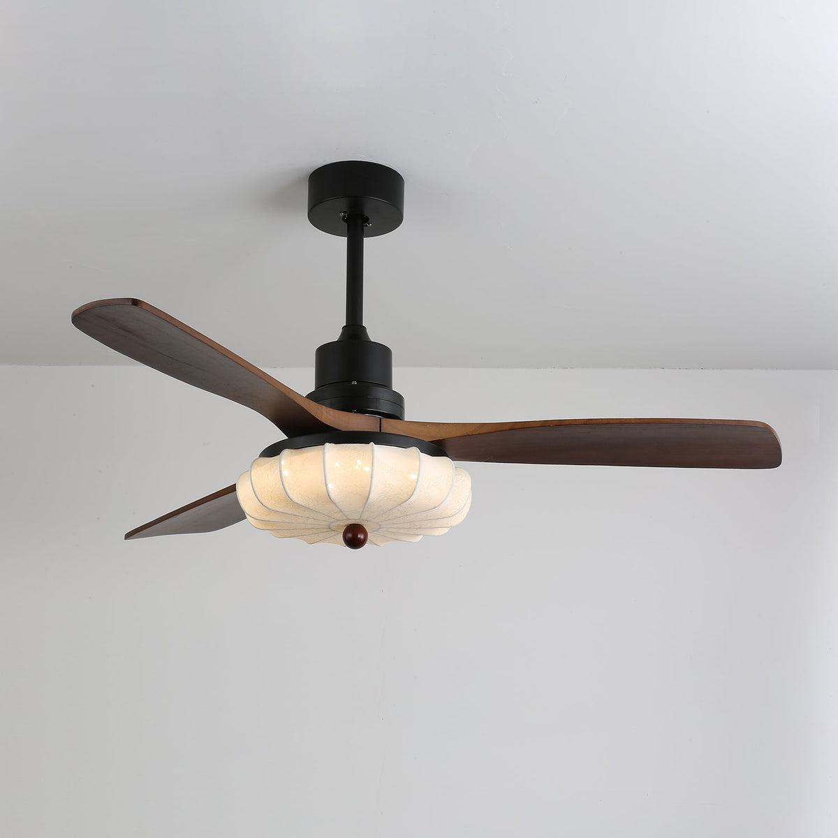 Ventilador de techo con luz Lotara en un salón acogedor – imagen 17