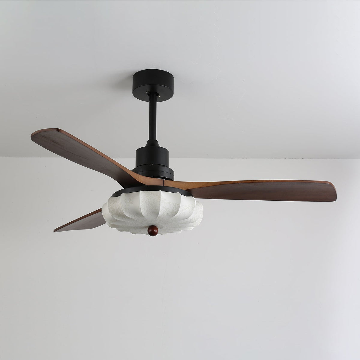 Ventilador de techo con luz Lotara en un salón acogedor – imagen 20