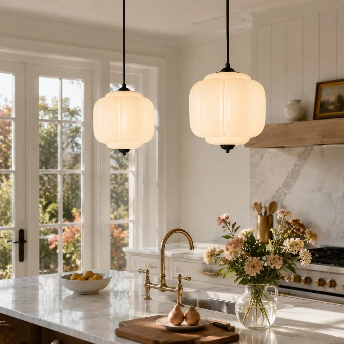 Lámpara colgante vintage de cristal Zapela sobre una isla de cocina – imagen 2