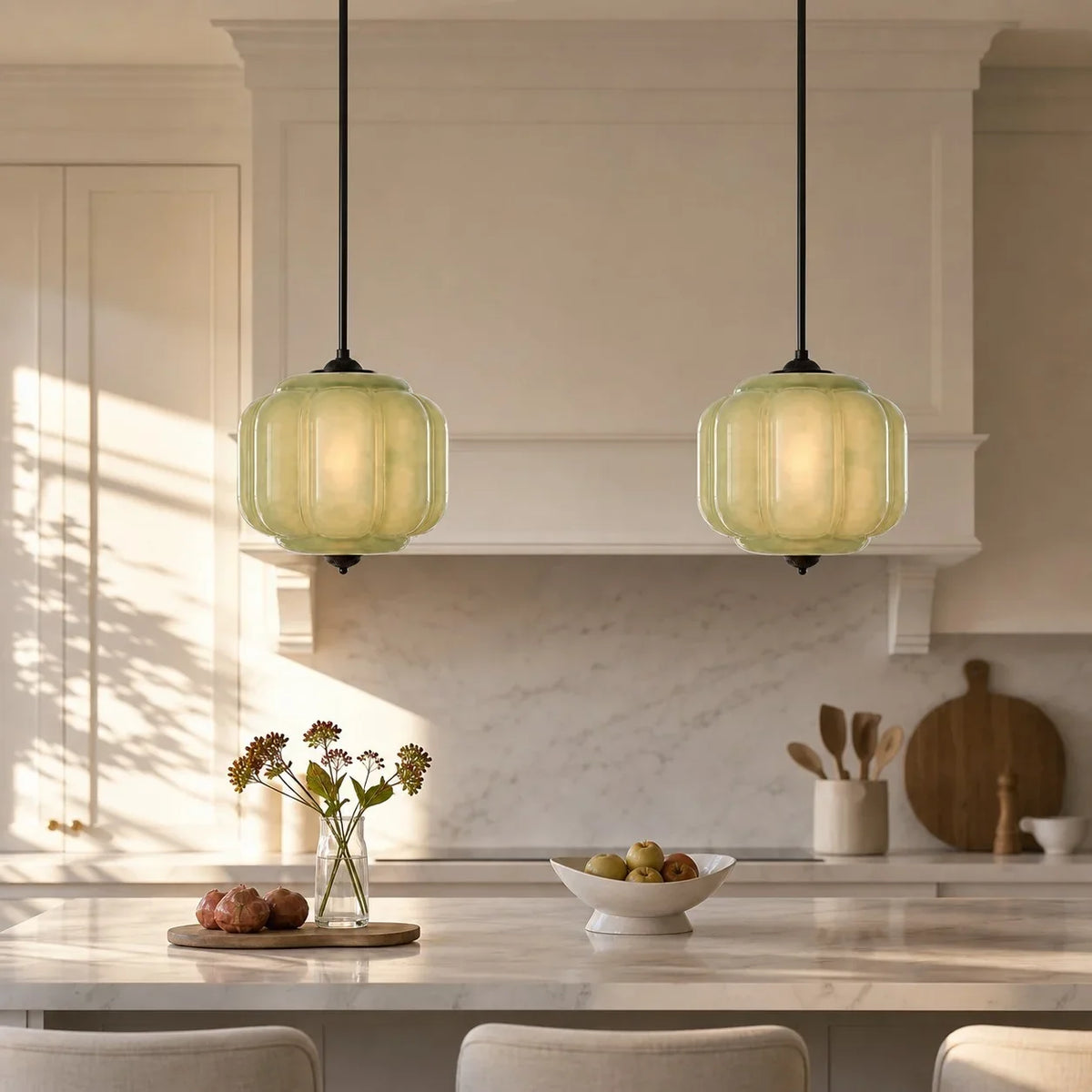 Lámpara colgante vintage de cristal Zapela sobre una isla de cocina – imagen 12