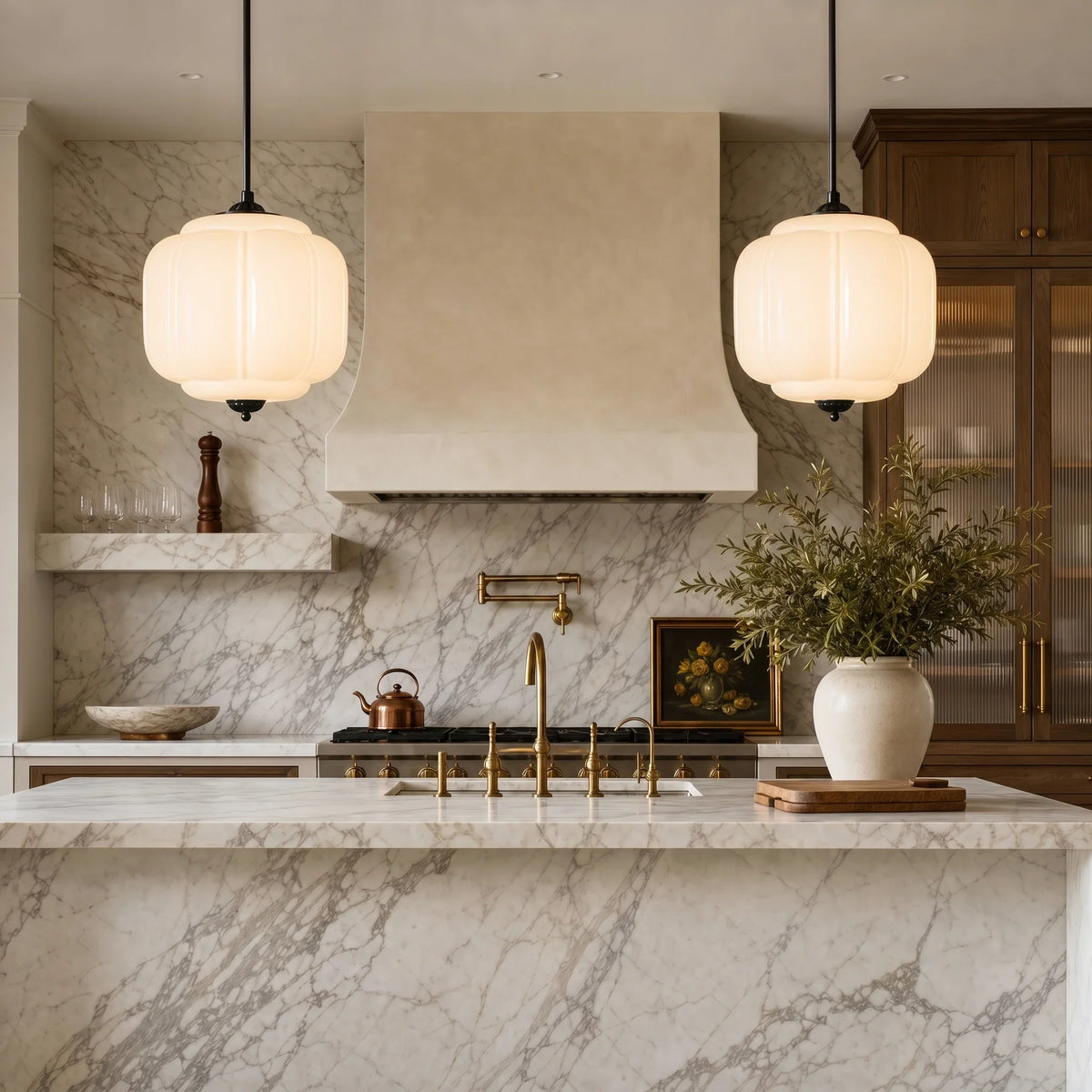 Lámpara colgante vintage de cristal Zapela sobre una isla de cocina – imagen 17