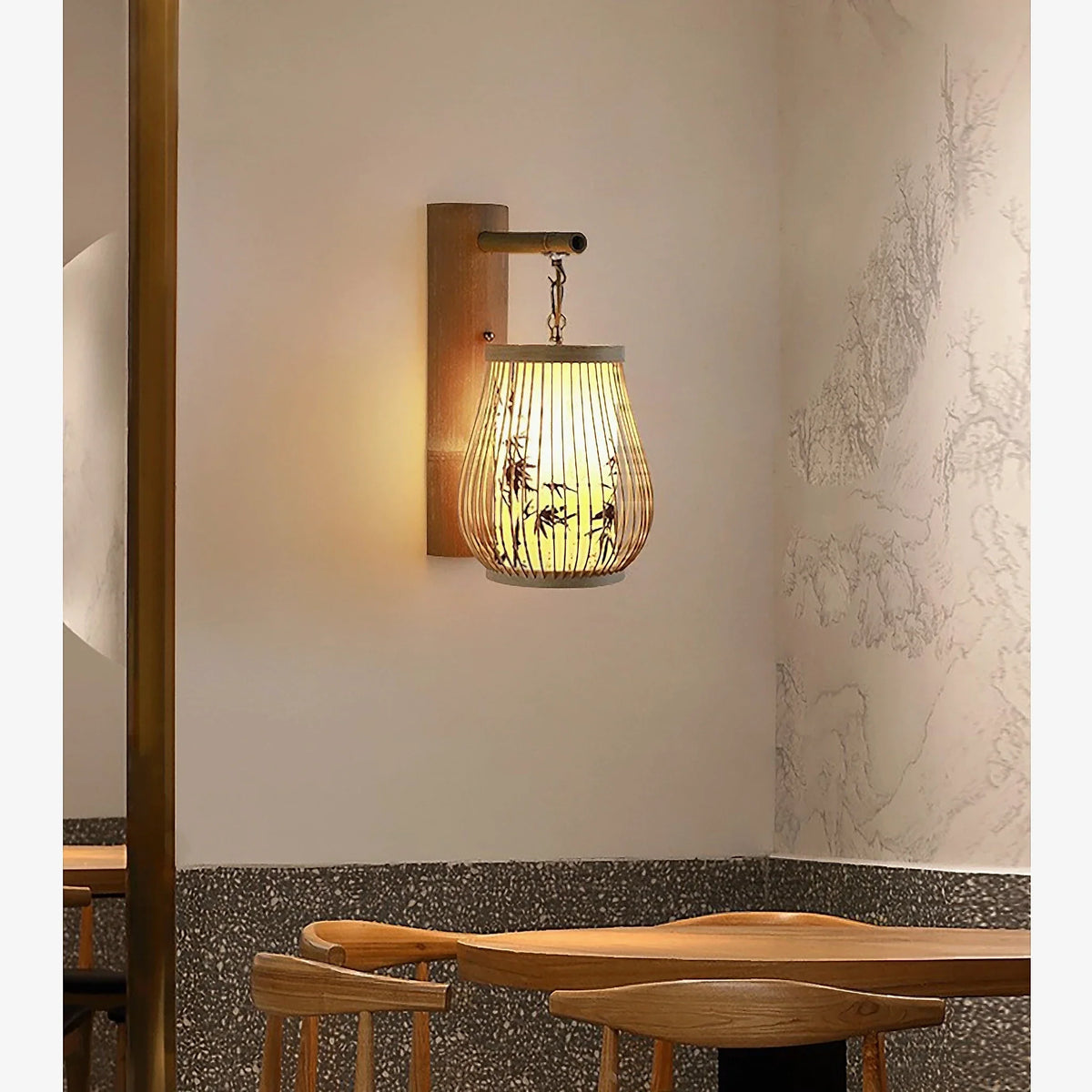Aplique de pared farol de bambú Wambura – en un comedor de estilo japonés