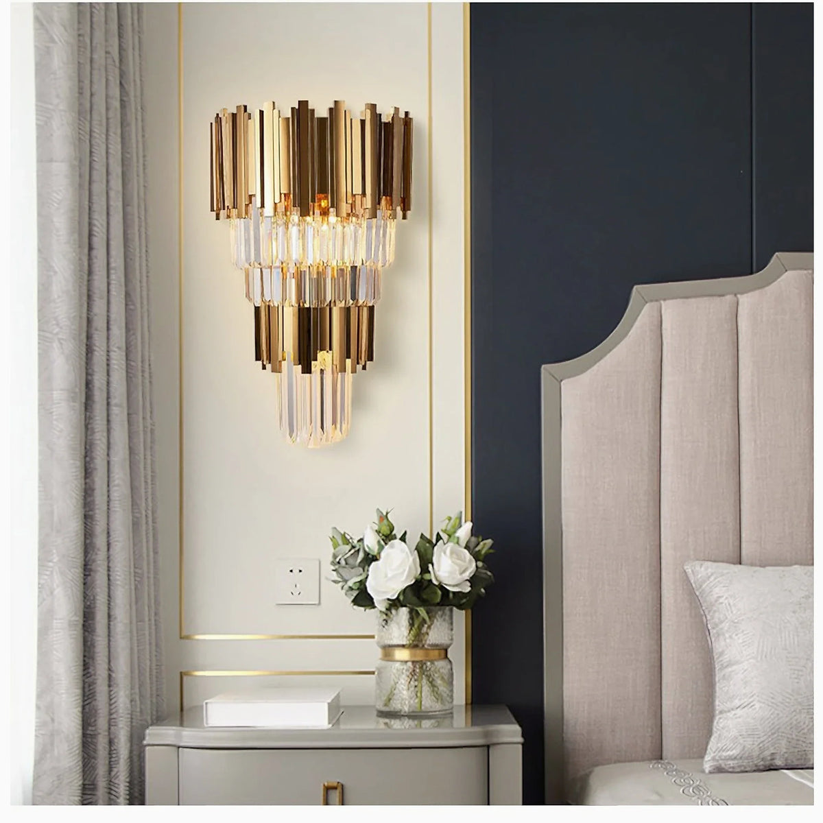Aplique de pared dorado con cristal Wadora – junto a un cabecero tapizado