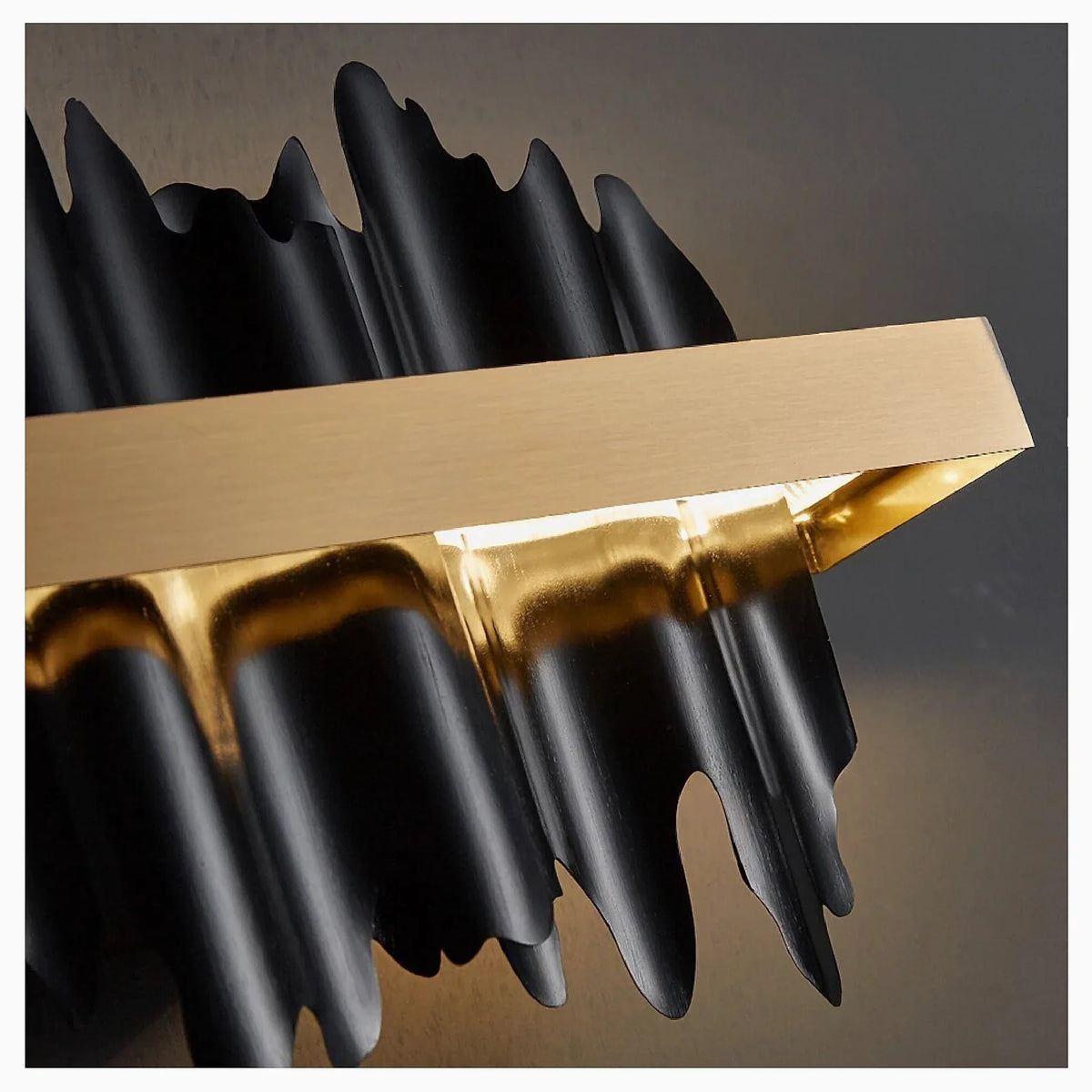Aplique de pared LED Yondara negro y dorado – detalle de las láminas negras