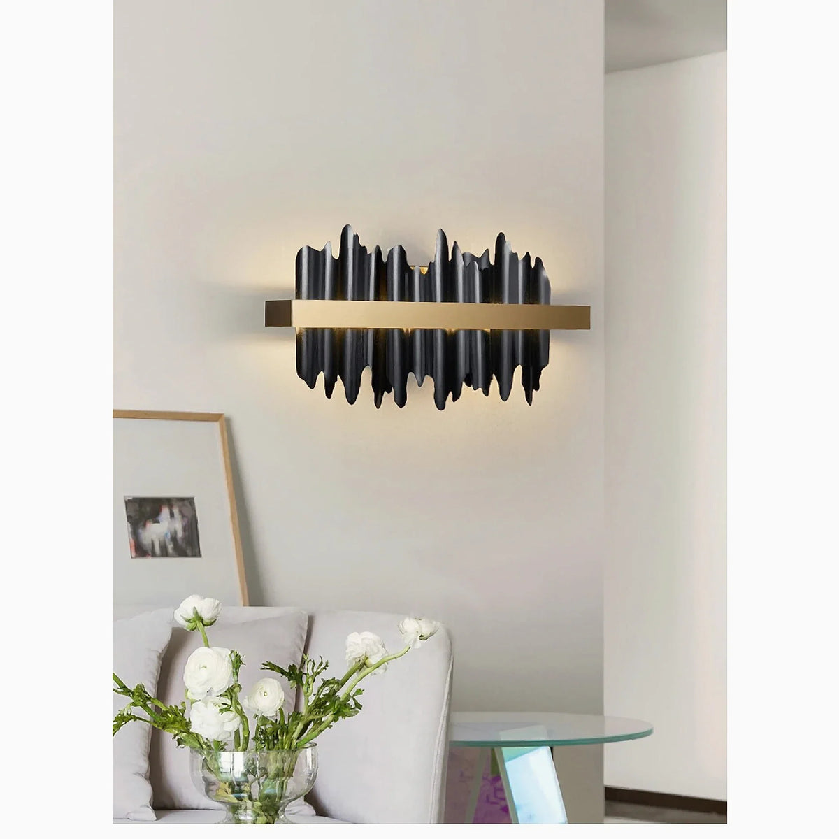 Aplique de pared LED Yondara negro y dorado – en una pared blanca
