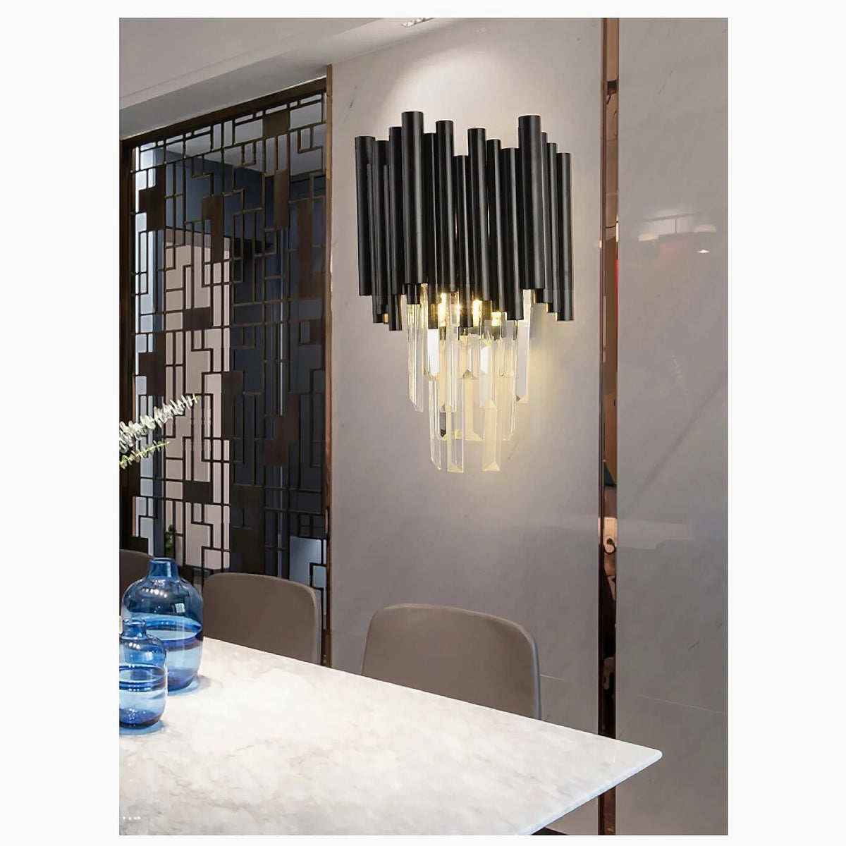 Aplique de pared negro con cristales Valtora – junto a una mesa de comedor de mármol