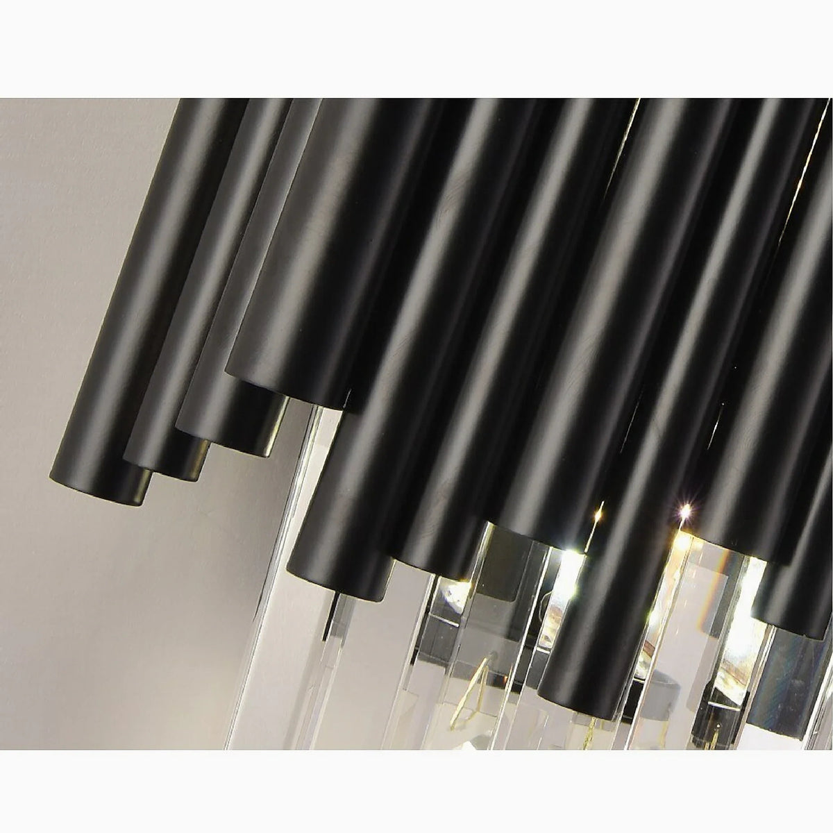 Aplique de pared negro con cristales Valtora – detalle de los tubos y la luz