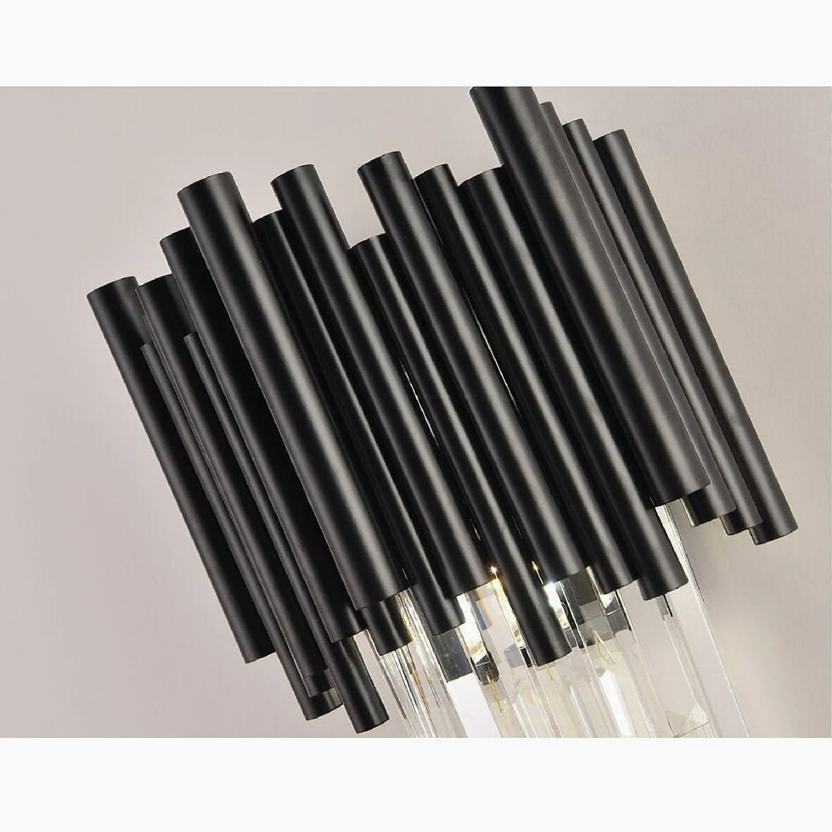 Aplique de pared negro con cristales Valtora – detalle de los tubos de metal negro