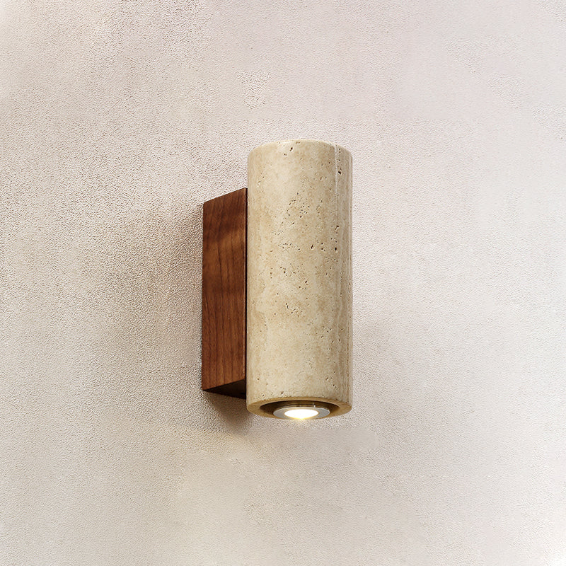 Aplique de pared de travertino Onsara – versión cilíndrica con soporte de nogal