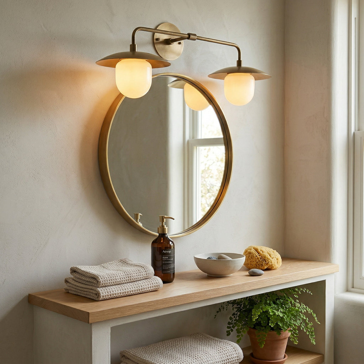 Aplique de pared de latón Tazela junto a una cama – imagen 7