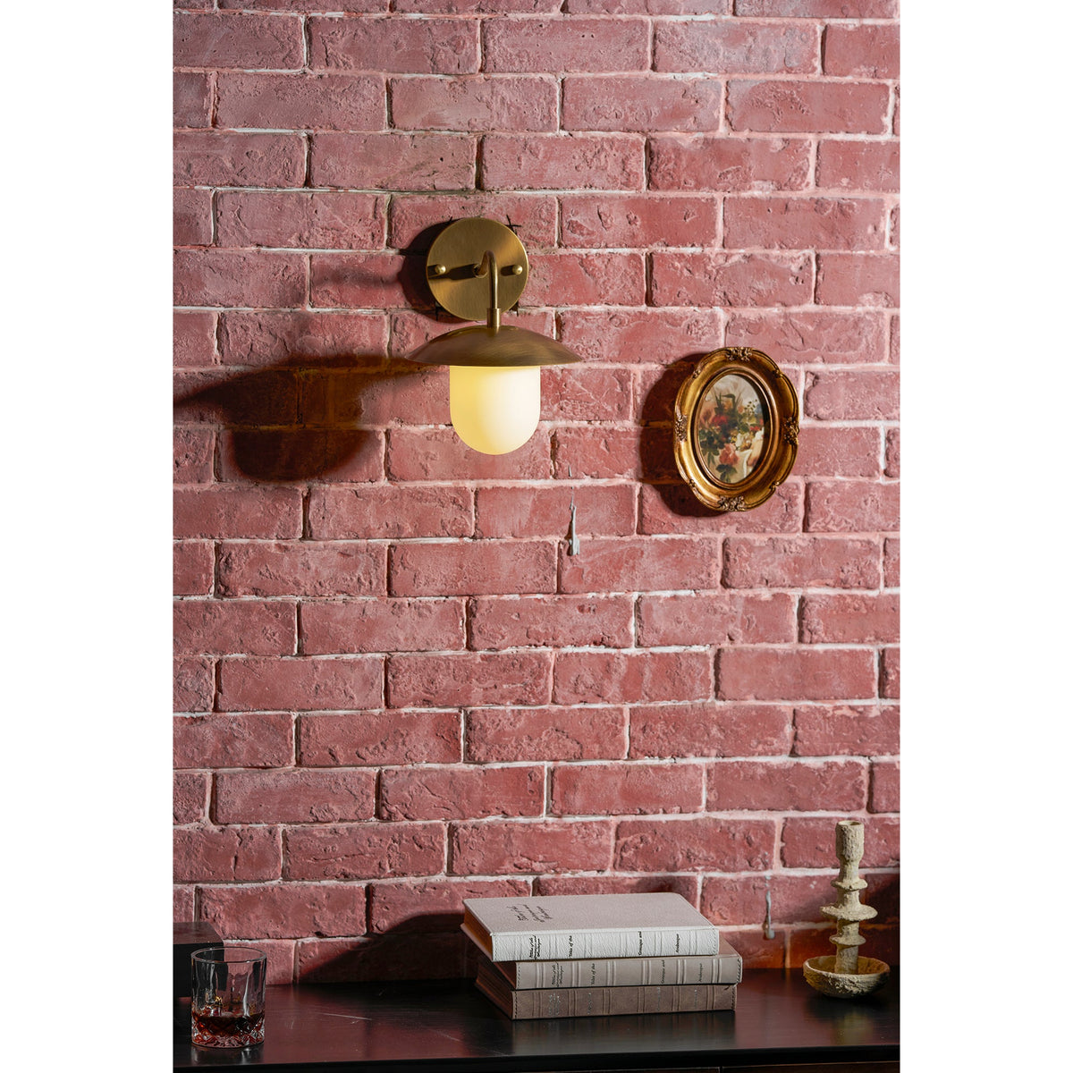 Aplique de pared de latón Tazela junto a una cama – imagen 15