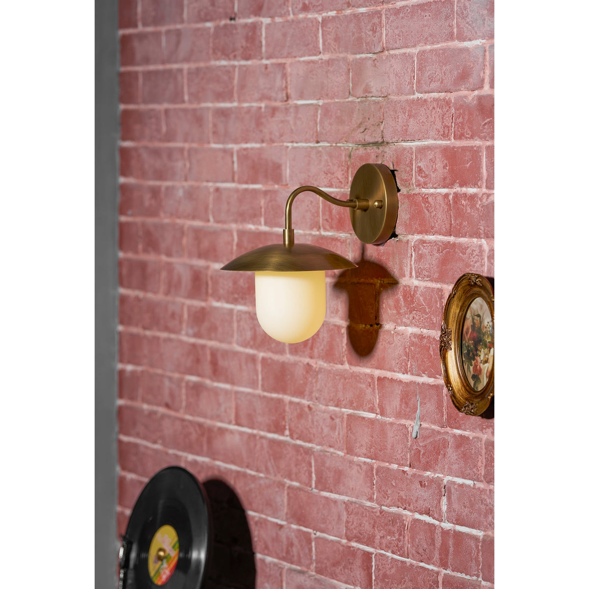 Aplique de pared de latón Tazela junto a una cama – imagen 18