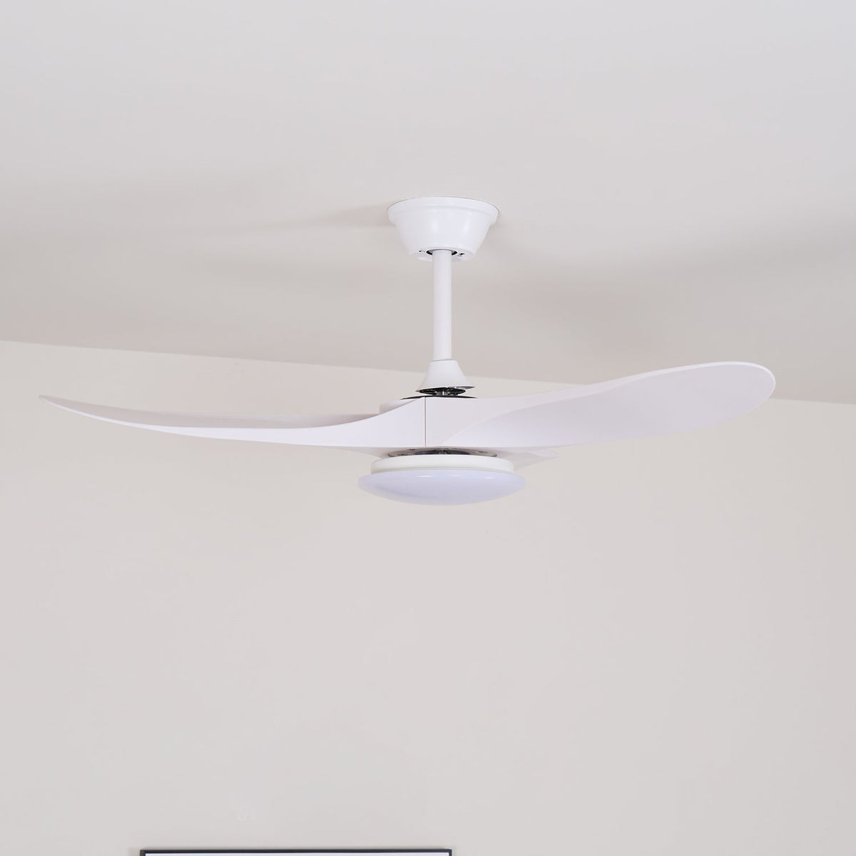 Ventilador de techo con luz Tilara en un salón natural – imagen 26