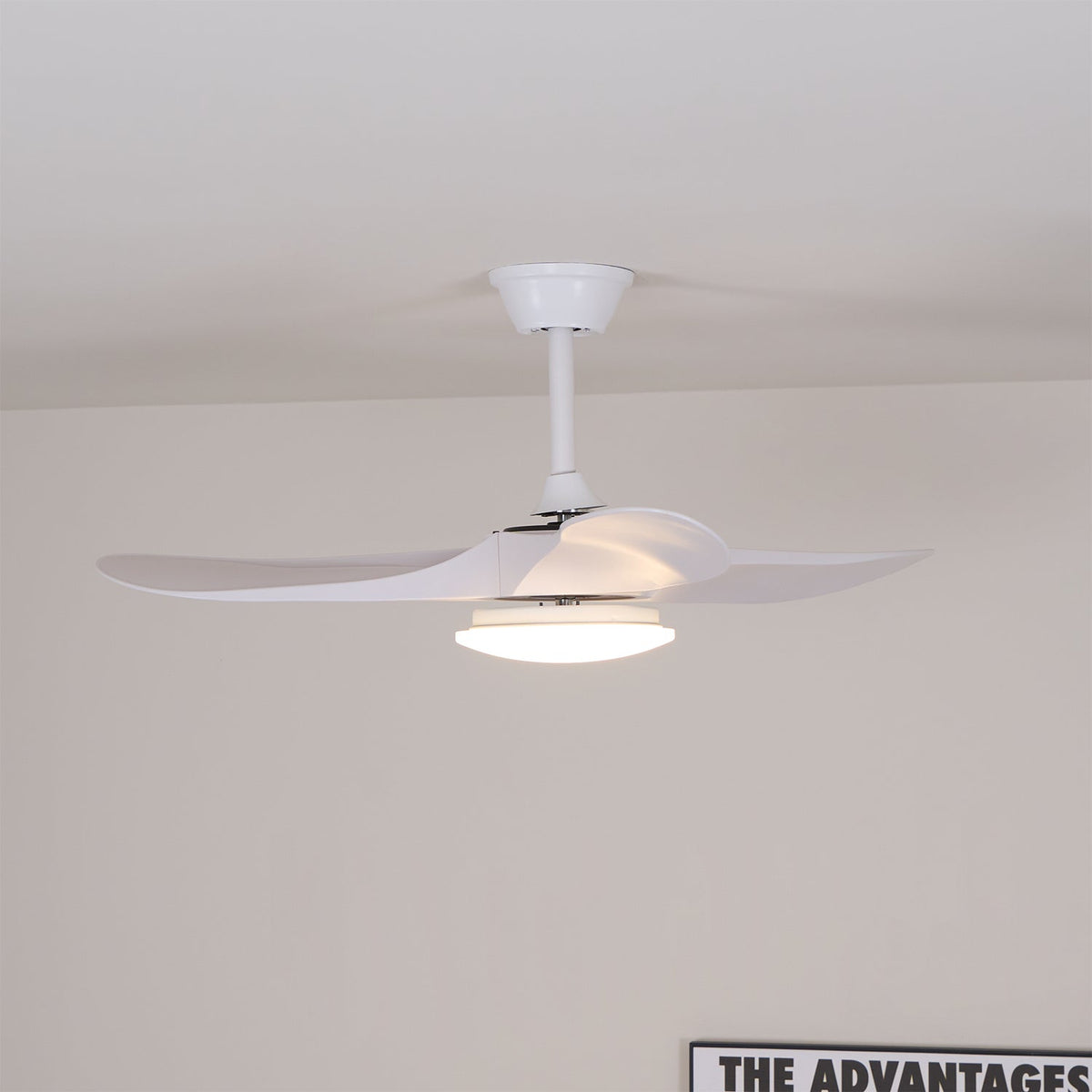 Ventilador de techo con luz Tilara en un salón natural – imagen 8