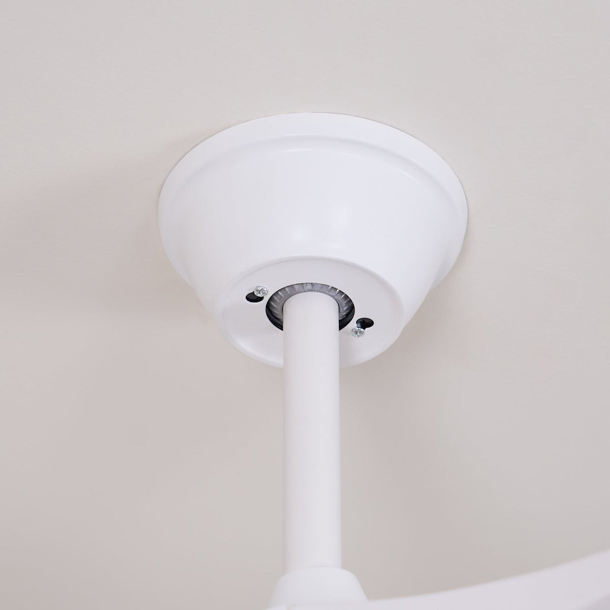 Ventilador de techo con luz Tilara en un salón natural – imagen 22