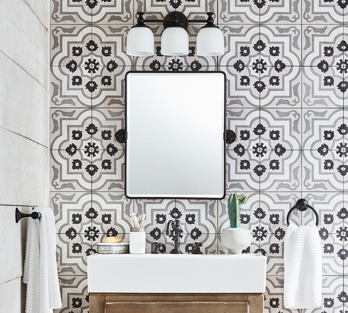 Aplique de pared clásico Campela sobre el espejo de un baño – imagen 8