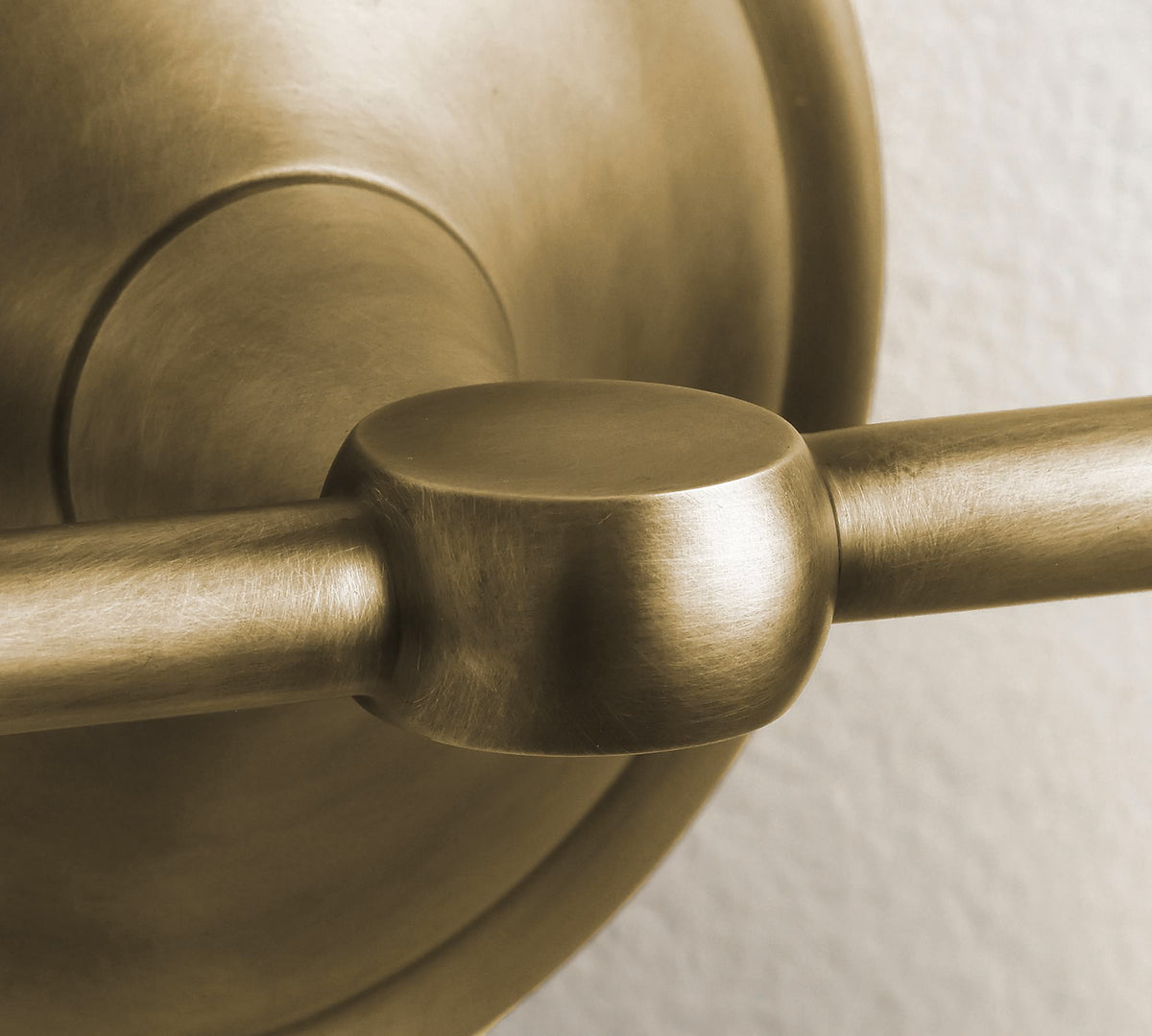 Aplique de pared clásico Campela sobre el espejo de un baño – imagen 21