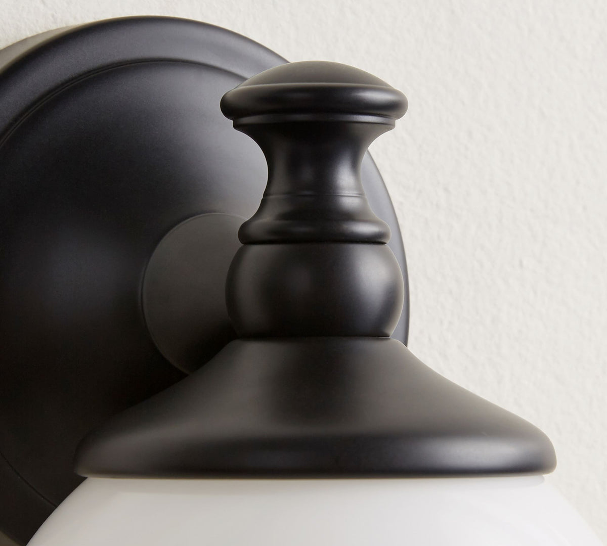 Aplique de pared clásico Campela sobre el espejo de un baño – imagen 22