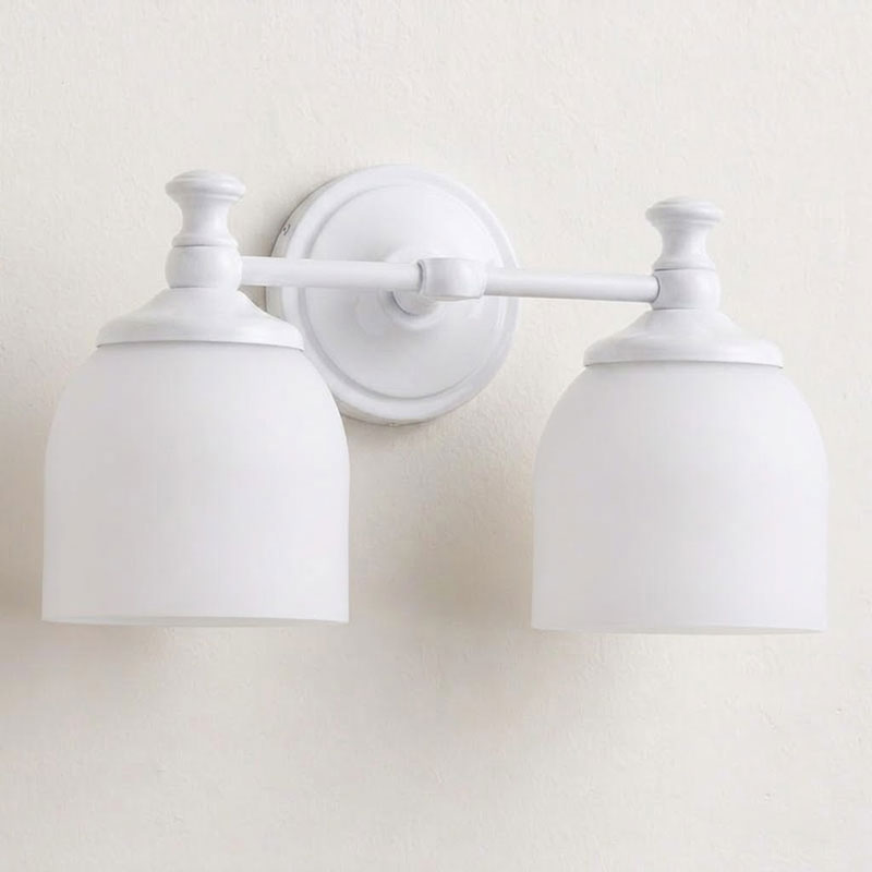 Aplique de pared clásico Campela sobre el espejo de un baño – imagen 41