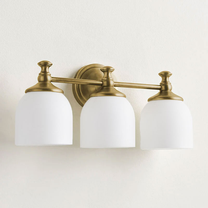Aplique de pared clásico Campela sobre el espejo de un baño – imagen 42