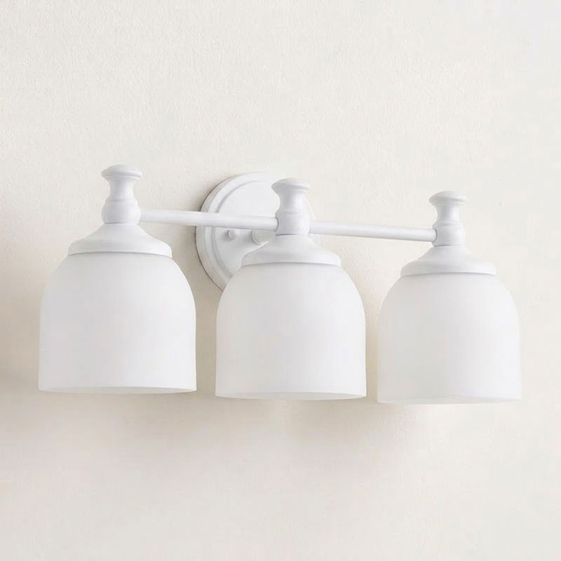 Aplique de pared clásico Campela sobre el espejo de un baño – imagen 46