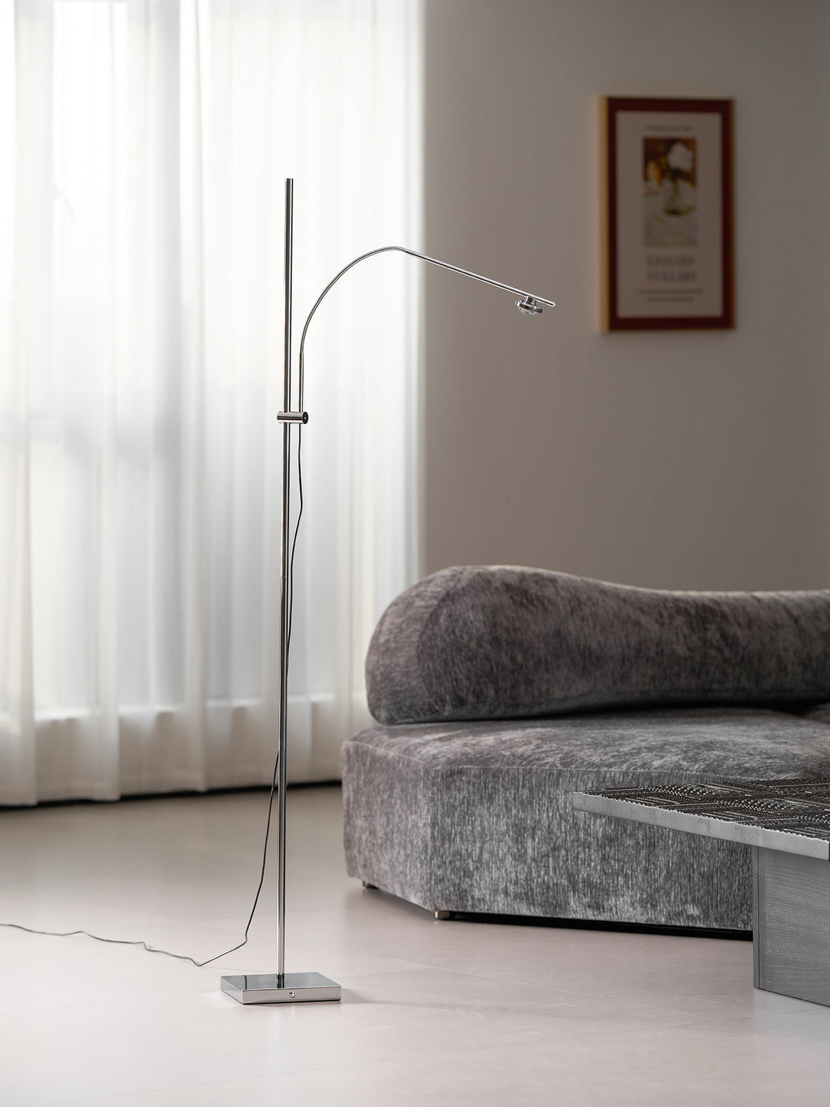 Lámpara de pie LED arqueada Vareta – cromada sobre fondo claro