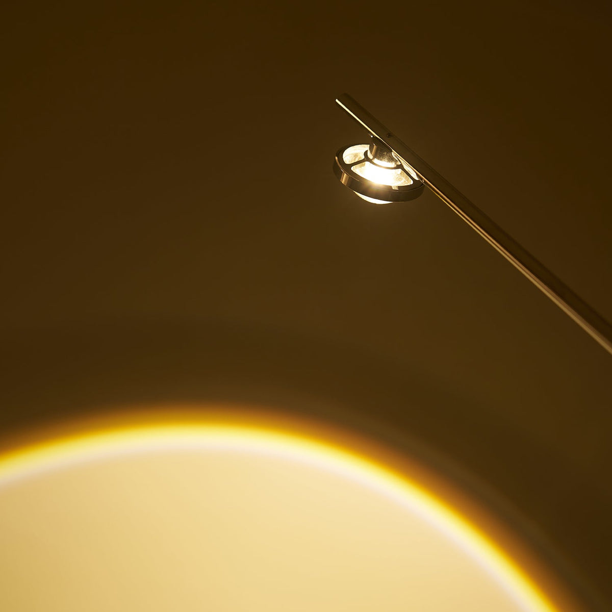 Lámpara de pie LED arqueada Vareta – detalle del foco LED encendido